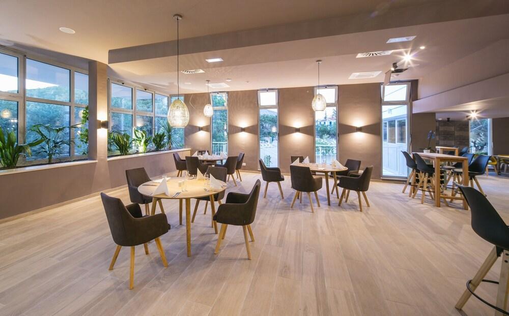 Port 9 Island Family Resort 코츌라 외부 사진