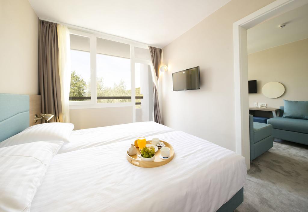 Port 9 Island Family Resort 코츌라 외부 사진